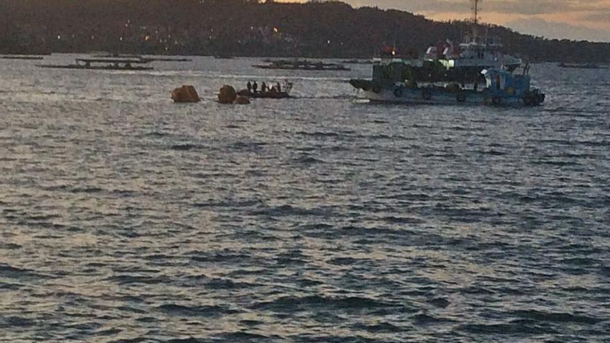 Los trabajos para reflotar el barco el día de Nochebuena.   | // D.G.