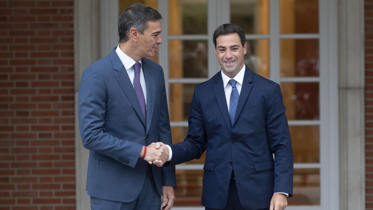 El presidente del Gobierno, Pedro Sánchez, recibe al lehendakari Imanol Pradales el pasado 20 de septiembre en el Palacio de La Moncloa.