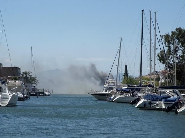 El foc crema tres embarcacions a Roses