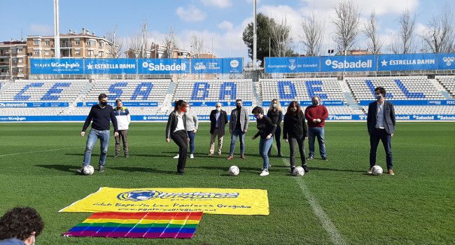 Los representantes del consistorio y de las Panteres Grogues en el chute contra la homofobia