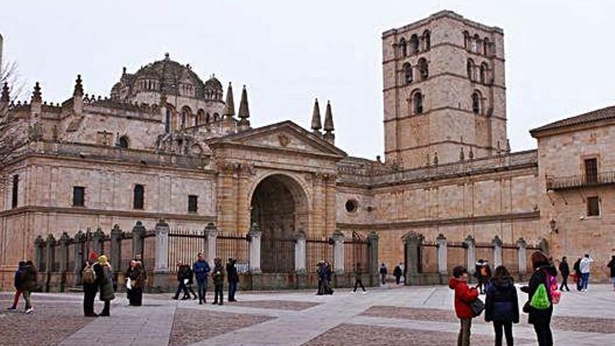 Plaza de la Catedral de Zamora rodeada de visitantes.