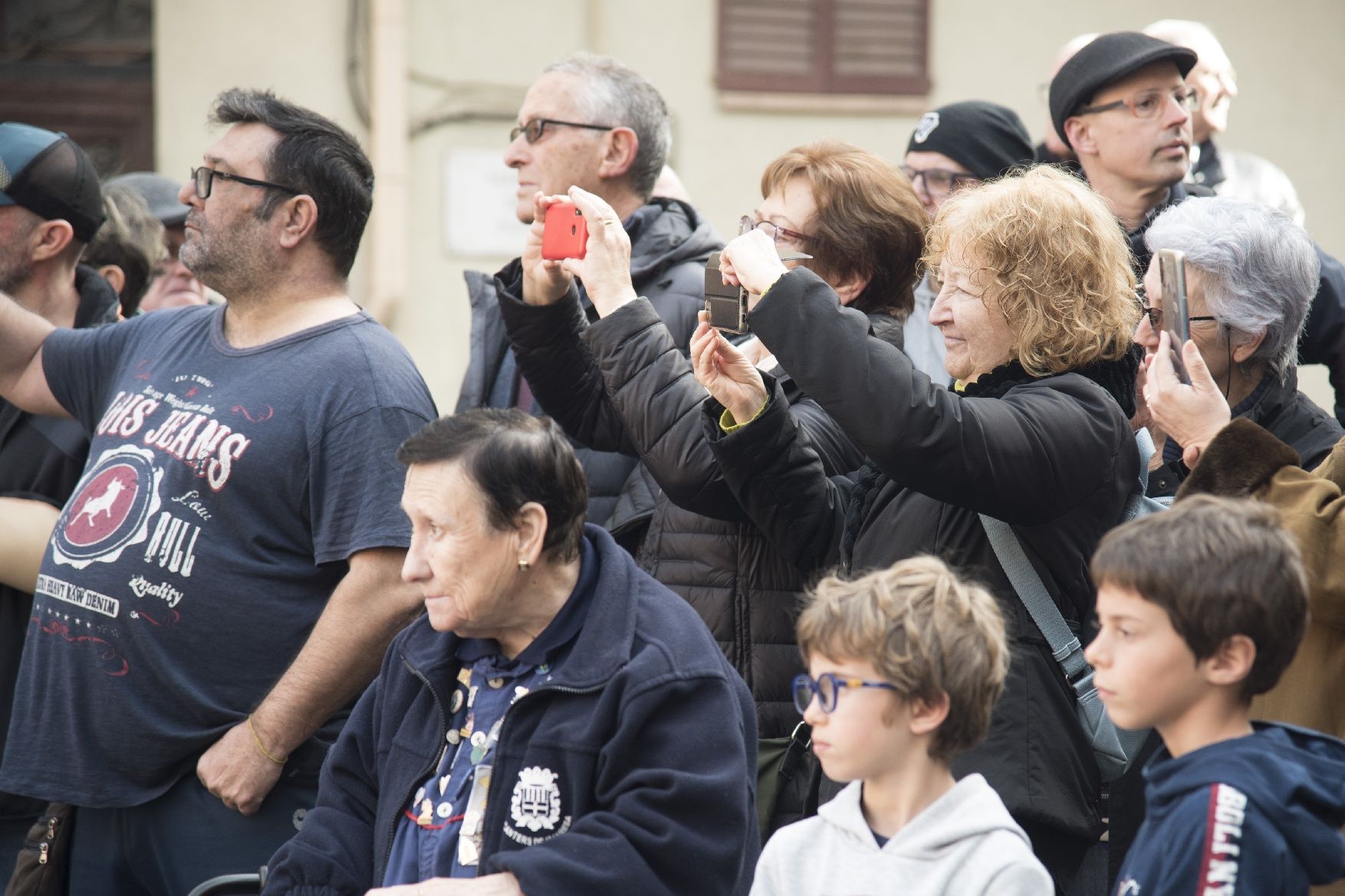 La imatgeria i els Tirallongues es llueixen enmig d'una plaça Major plena per la Festa de la Llum