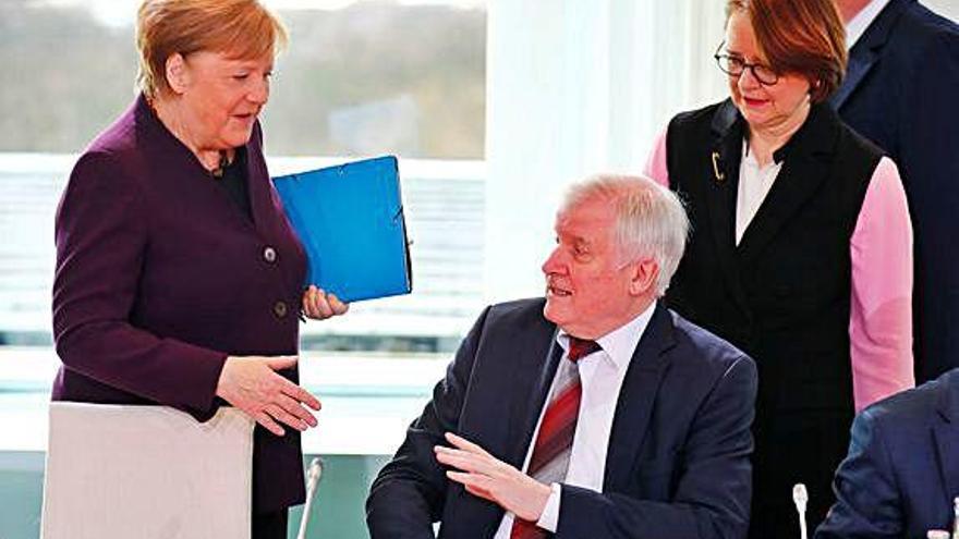 El ministre de l&#039;Interior alemany no dona la mà a Merkel