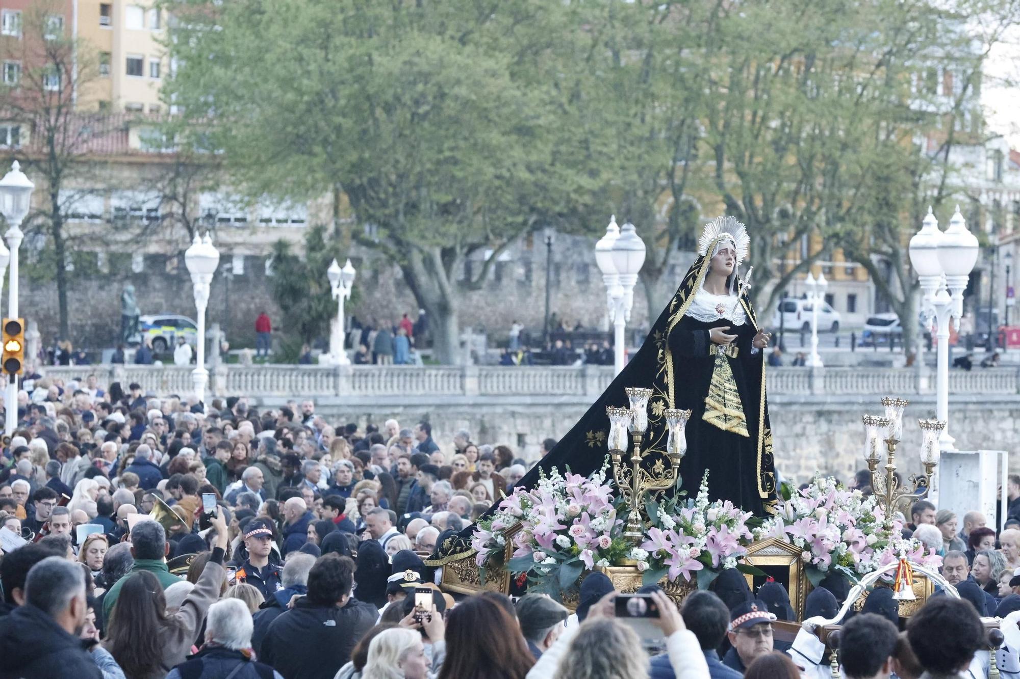 La procesión del Viernes Santo en Gijón, en imágenes