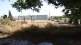 Los vecinos urgen a limpiar el parque junto al futuro centro de salud de La Condomina
