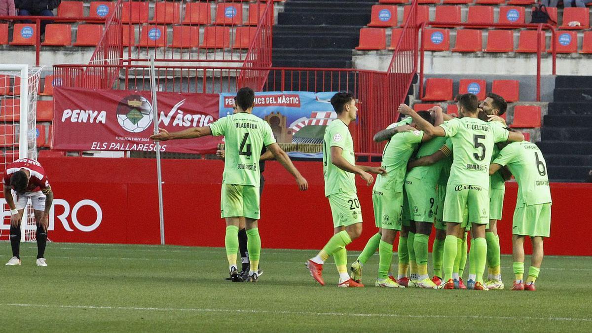 Piña de celebración de los futbolistas balearicos después de lograr el segundo gol. | DIARIO SPORT