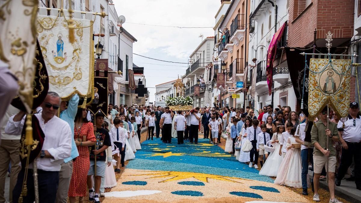 La custodia del Corpus Christi, por las calles de San Vicente de Alcántara, decoradas con su coloridas alfombras.