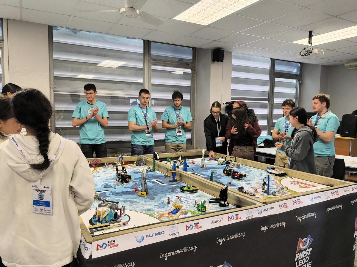 Quinze equips tenen el repte de dissenyar i programar un robot