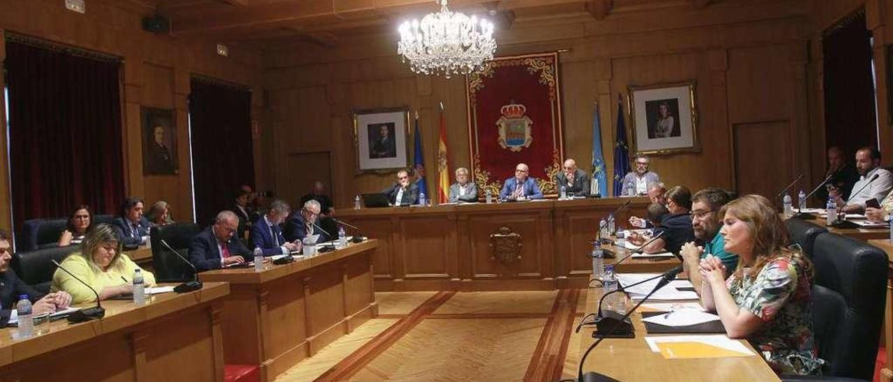 Instante de una intervención de Miguel Caride (DO) en el pleno extraordinario de la Diputación de Ourense. // Iñaki Osorio
