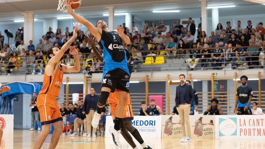 Un momento del partido disputado ayer en el Básquet Sant Antoni y el Melilla en el pabellón de Sa Pedrera. | VICENT MARÍ