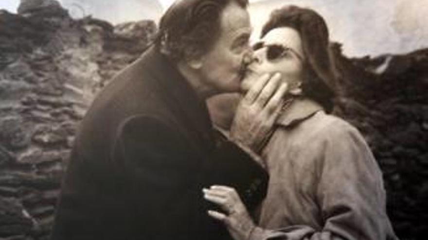 Dalí i Gala es besen a la boca.
