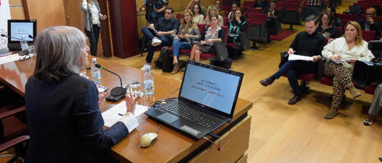 La periodista Pepa Bueno en las jornadas del Edificio Insular I.