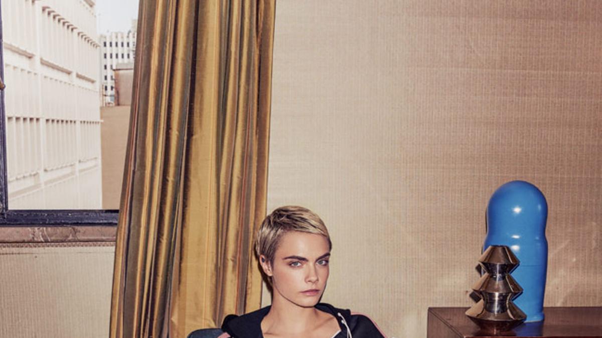 Cara Delevingne en la campaña 'Do you' de Puma con las deportivas rosas 'Muse Satin'