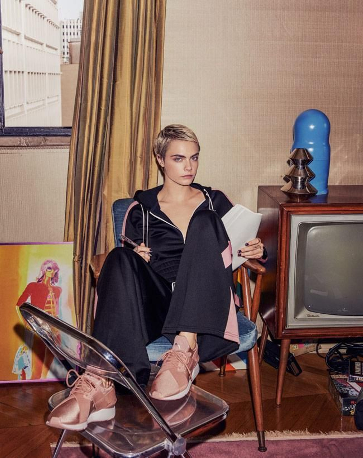 Cara Delevingne en la campaña 'Do you' de Puma con las deportivas rosas 'Muse Satin'