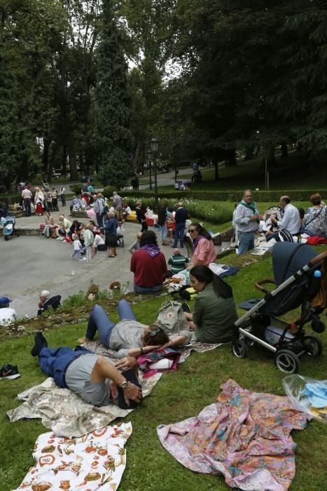 Multitudinario reparto del bollo en San Mateo