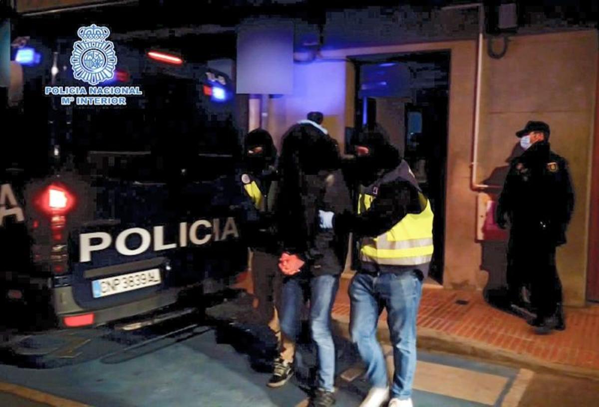 Detención en Getafe (Madrid) de un imán acusado de integración en banda terrorista y adoctrinamiento yihadista en 2020.