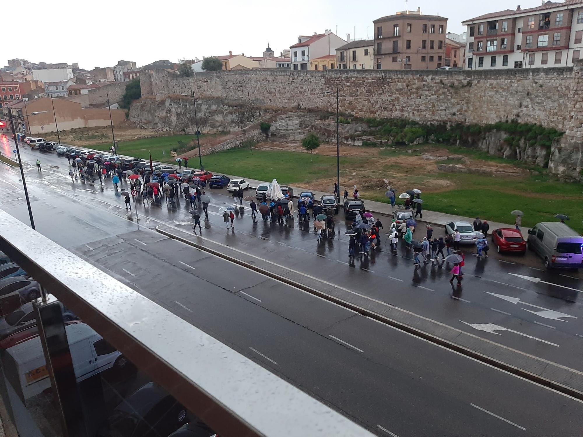 GALERIA | La lluvia "moja" a la Virgen de la Concha en su regreso a Zamora