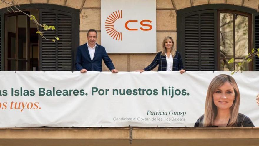 Juanma Gómez y Patricia Guasp, ayer en la sede del partido en Palma. | CS