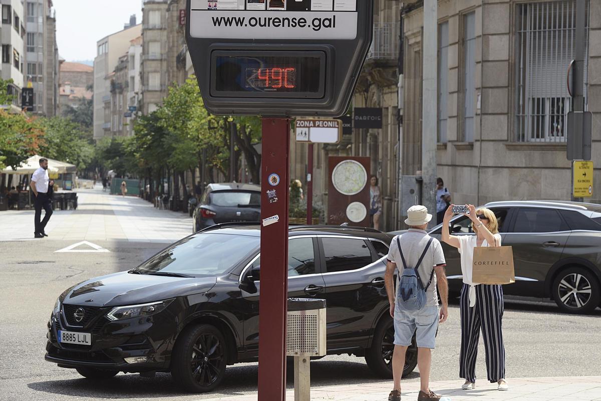 Archivo - Un termómetro marca 49 grados centígrados en la calle Concejo, durante la segunda ola de calor de verano en España, a 14 de julio de 2022, en xxx, Ourense, Galicia (España). La Dirección Xeral de Emerxencias e Interior de la Xunta ha activado pa