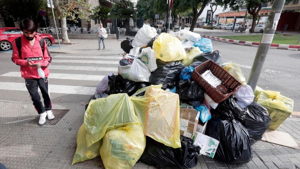 Bolsas se basura acumuladas esta mañana en una calle de Inca.