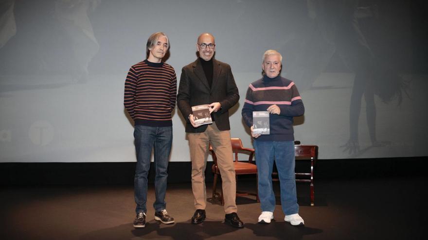 Por la izquierda, Pedro Vigil, Oliver Suárez y Antonio Criado, ayer, en el teatro Jovellanos. | LUCAS CID