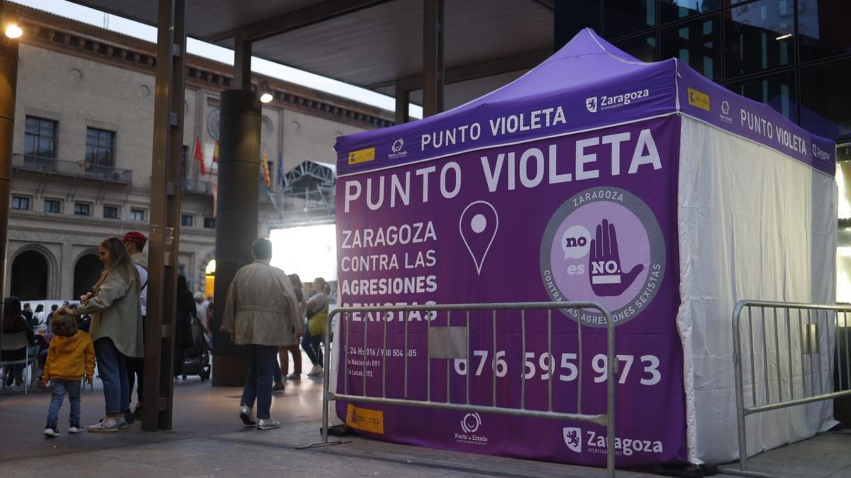 Punto violeta en la plaza del Pilar de Zaragoza.