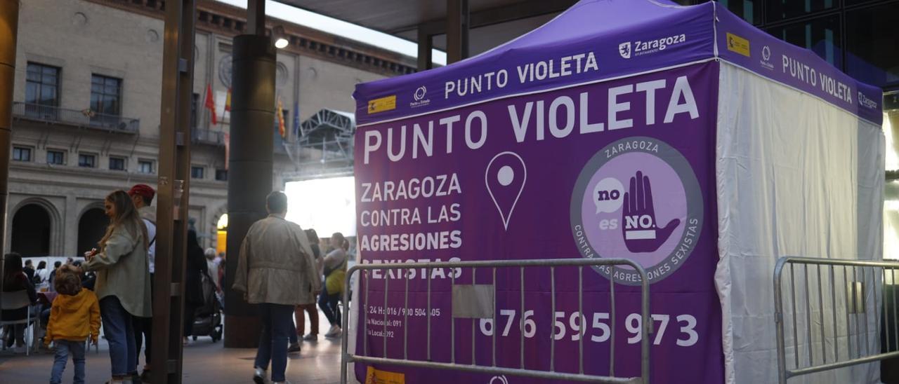 Punto violeta en la plaza del Pilar de Zaragoza.