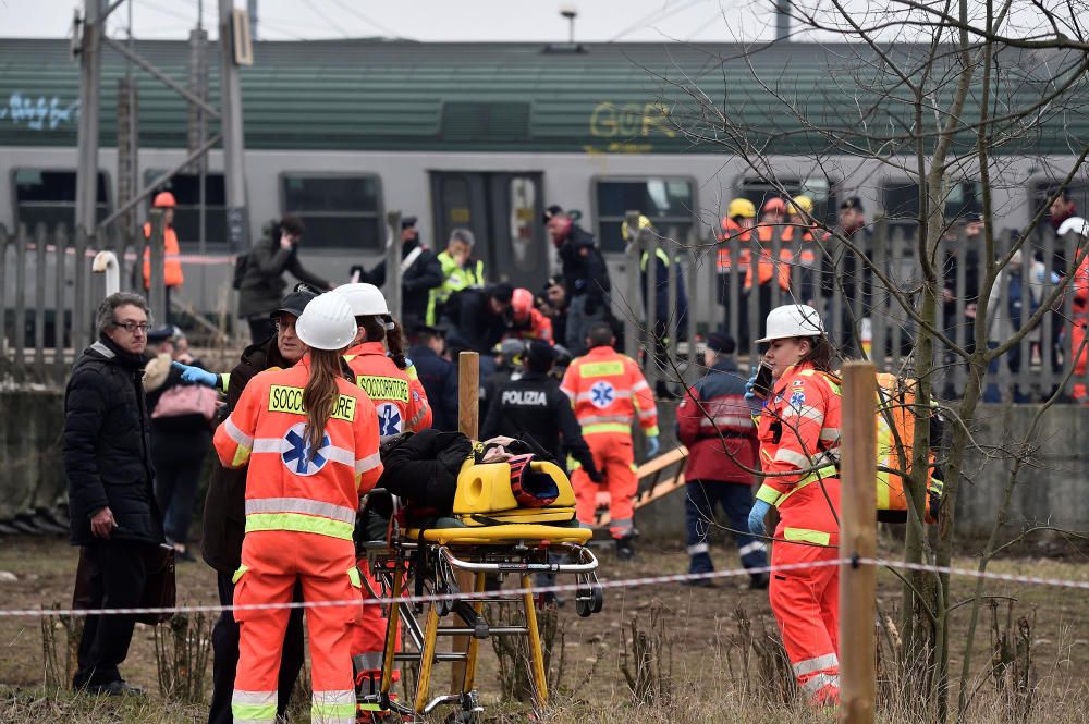 Tres muertos y 100 heridos al descarrilar un tren en Milán