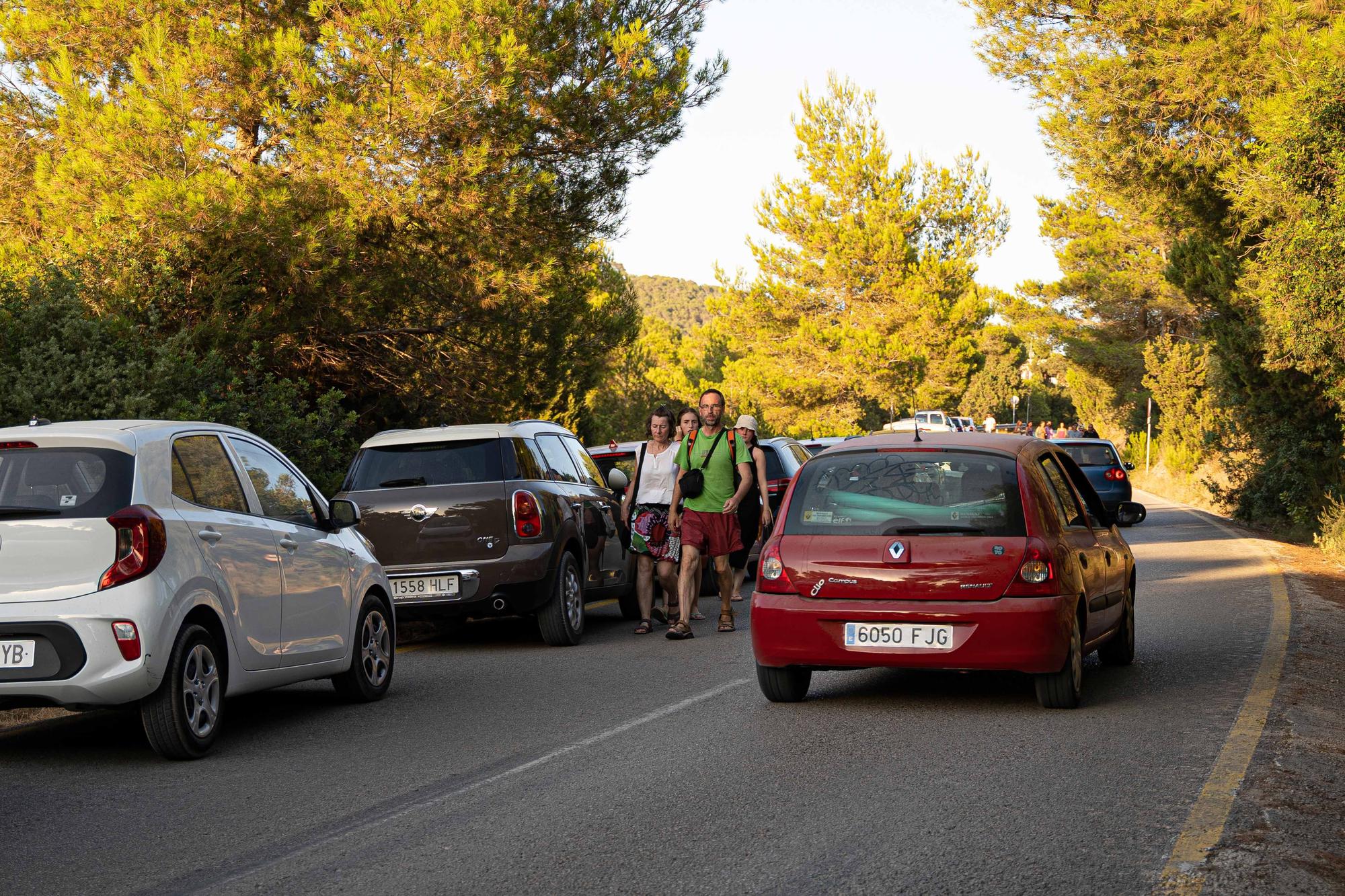 Caos circulatorio para ver uno de los mejores atardeceres de Ibiza, frente a es Vedrà