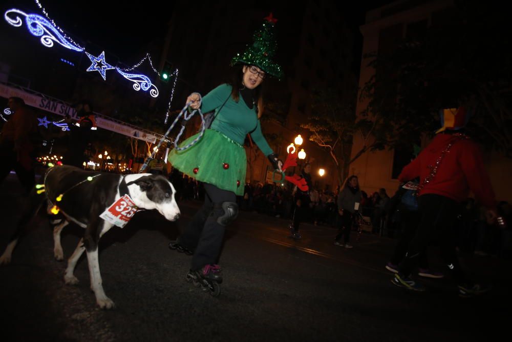 Una San Silvestre lúdica y solidaria recorre Alicante.