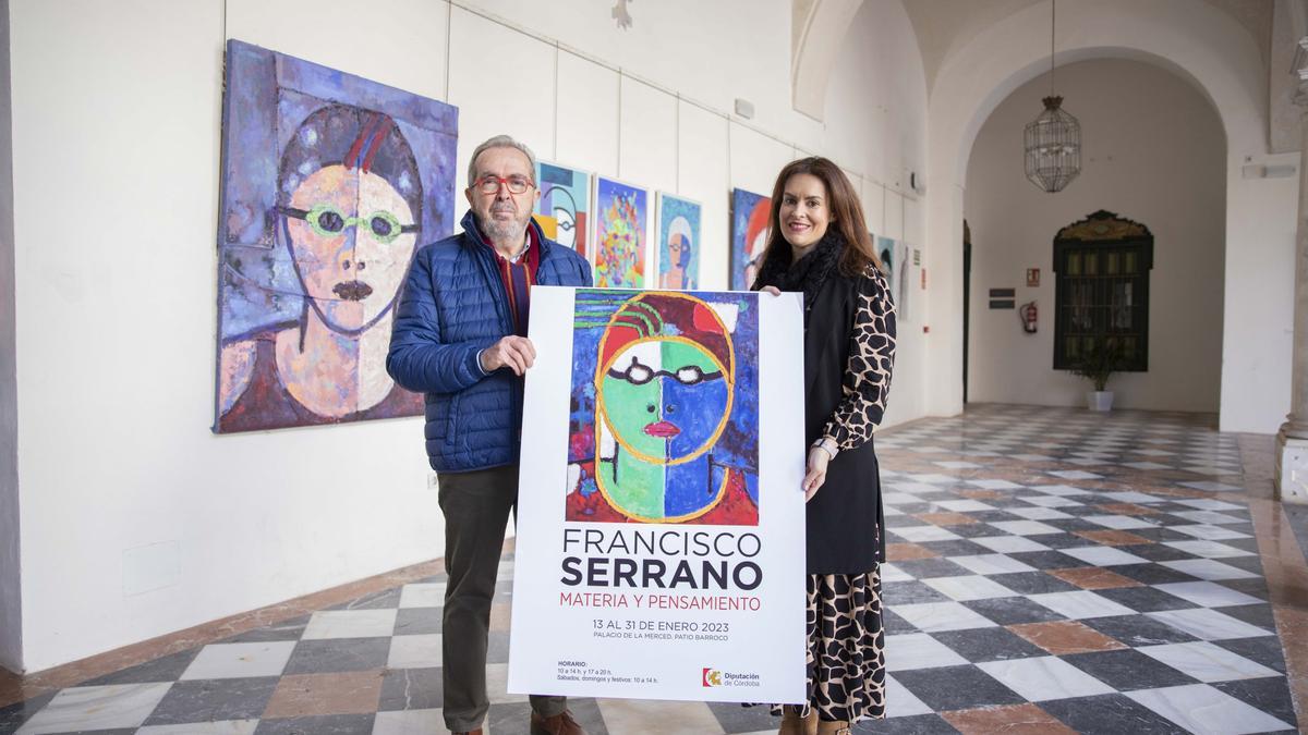 Francisco Serrano e Inmaculada Silas sostienen el cartel de la exposición.