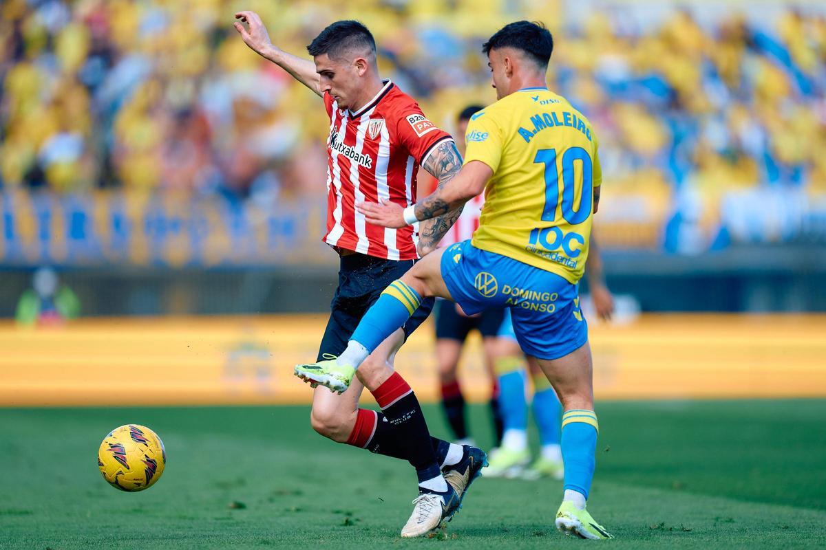 Oihan Sancet of Athletic Club competes for the ball with Alberto Moleiro of Las Palmas during the Spanish league, La Liga EA Sports, football match played between UD Las Palmas and Athletic Club at Estadio Gran Canaria on March 10, 2024, in Las Palmas de Gran Canaria, Spain. AFP7 10/03/2024 ONLY FOR USE IN SPAIN / Gabriel Jimenez / AFP7 / Europa Press;2024;SOCCER;Sport;ZSOCCER;ZSPORT;UD Las Palmas v Athletic Club - La Liga EA Sports;