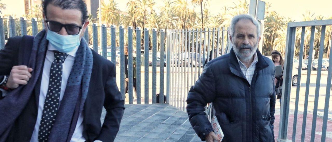 Los fiscales Anticorrupción Pablo Romero (izda) y Felipe Briones a su llegada a la sede de la Audiencia en Elche este martes.