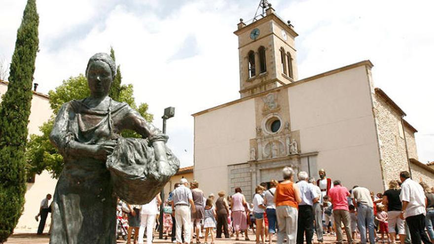 Imatge d&#039;arxiu de l&#039;església parroquial de Sant Llorenç de Bescanó, amb públic reunit per una festivitat.