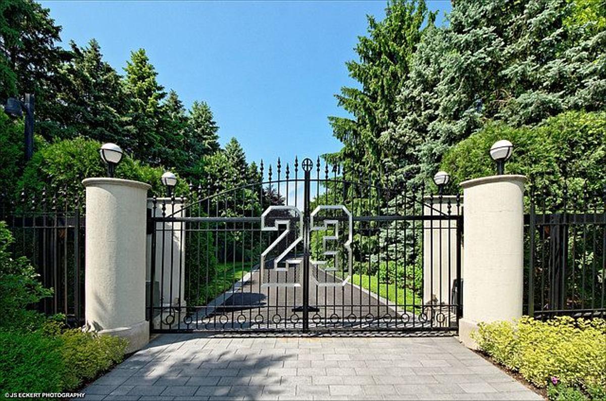 Puerta de acceso, importada de la mansión Playboy, a la casa de Michael Jordan en Chicago.