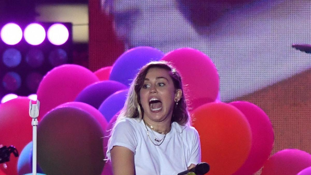 Miley Cyrus con cara de sorprendida en 'Heart Summer'