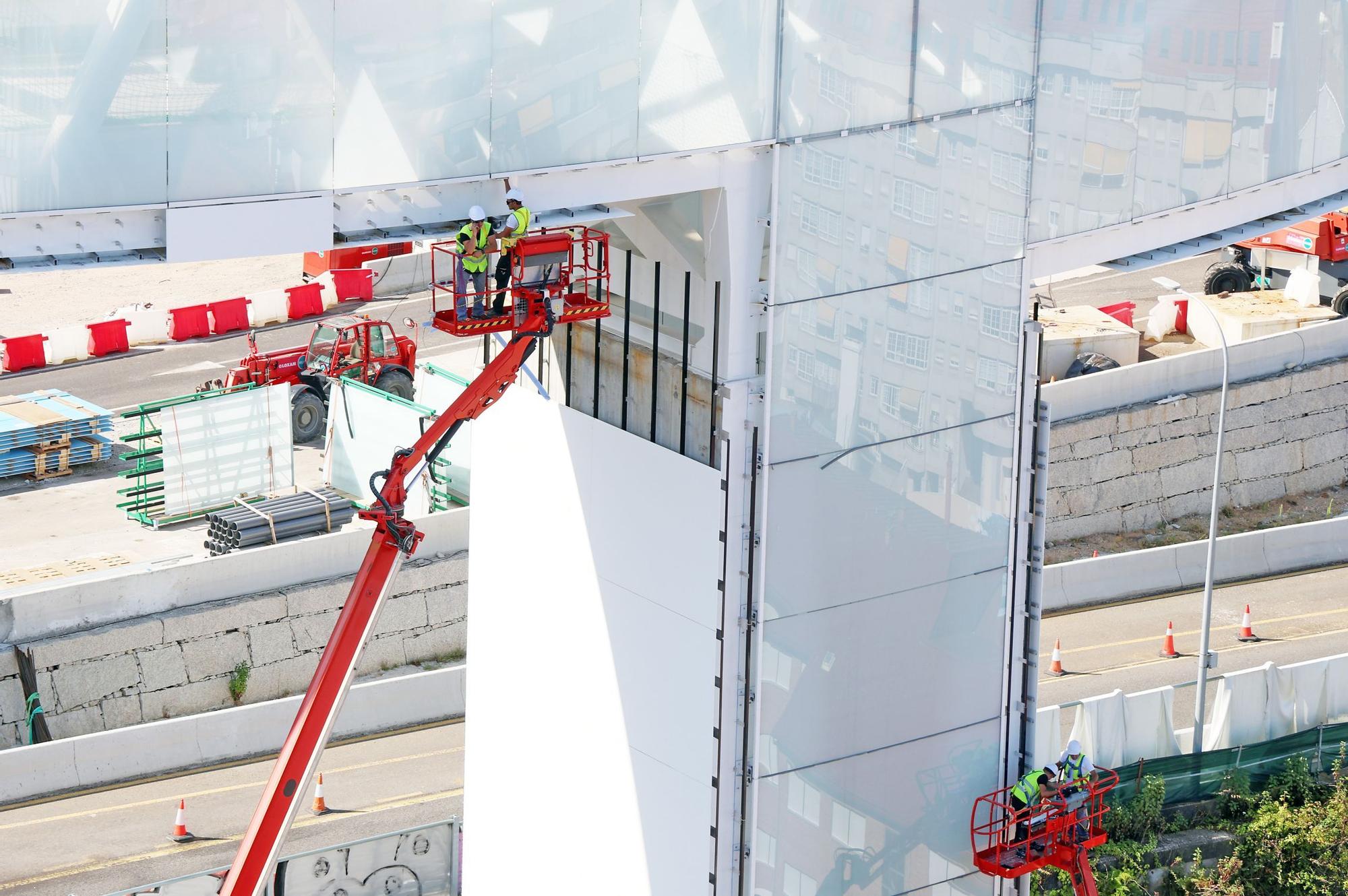 El anillo del ascensor HALO finaliza su izado y "aluniza" en la plaza de Vialia