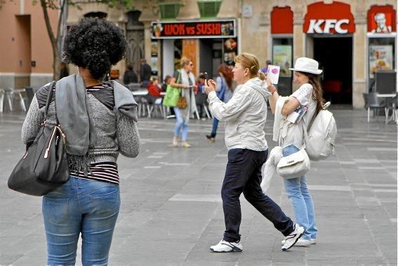 Wegkreuz, Treffpunkt, Schlafgelegenheit, Tanzparkett: Die Plaça d'Espanya ist das Herz Palmas. Ein Tag auf einem Platz im Wandel.