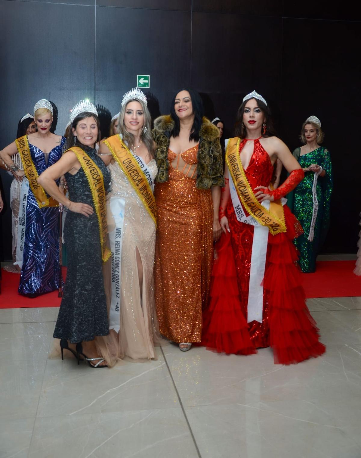 Loli a Francesa, a la izquierda, junto a otras dos mujeres premiadas.