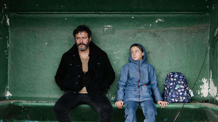 Los protagonistas de
«Leo&amp;Lou», en una parada
de autobús. 
|  J. Olmedo