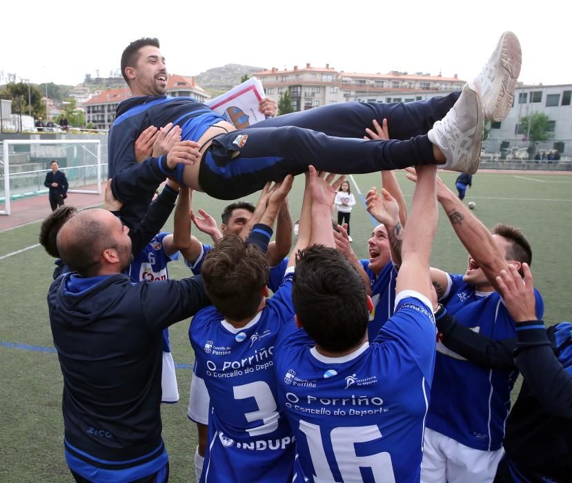 Los jugadores del Porriño celebran su ascenso a Tercera, con manteo a su entrenador Manuel Losada incluido.