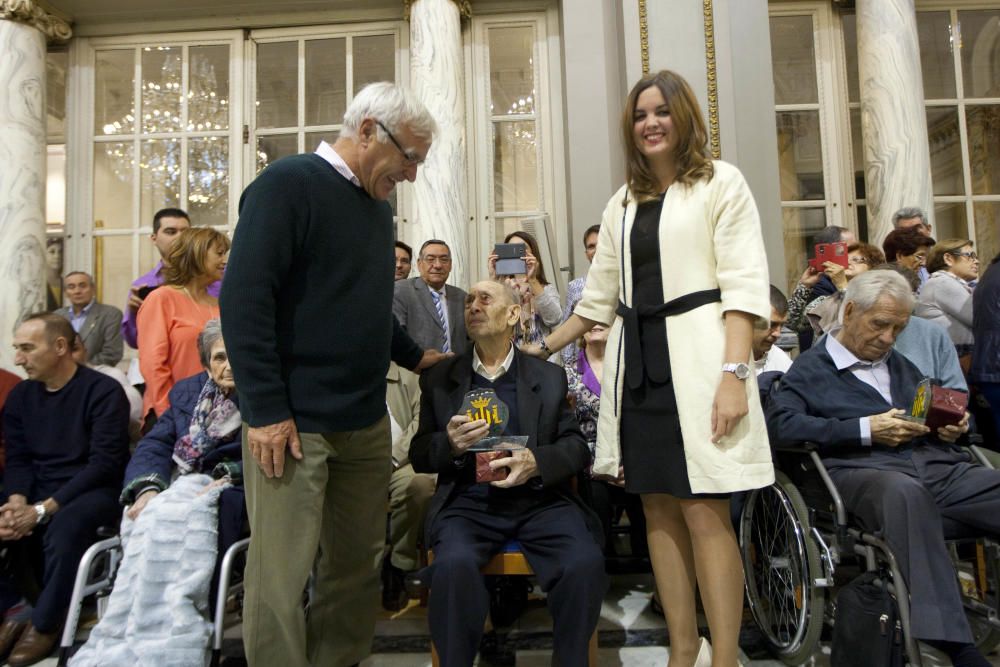 Homenaje a los 25 vecinos centenarios de Valencia