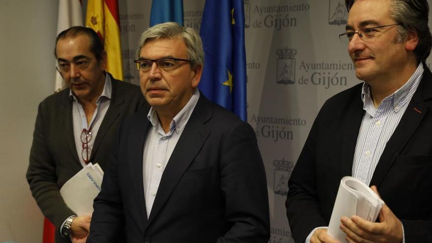 Mariano Marín durante su intervención hoy en el Ayuntamiento de Gijón, entre Fernando Goñi (izquierda) y el portavoz municipal del PP, Pablo González.