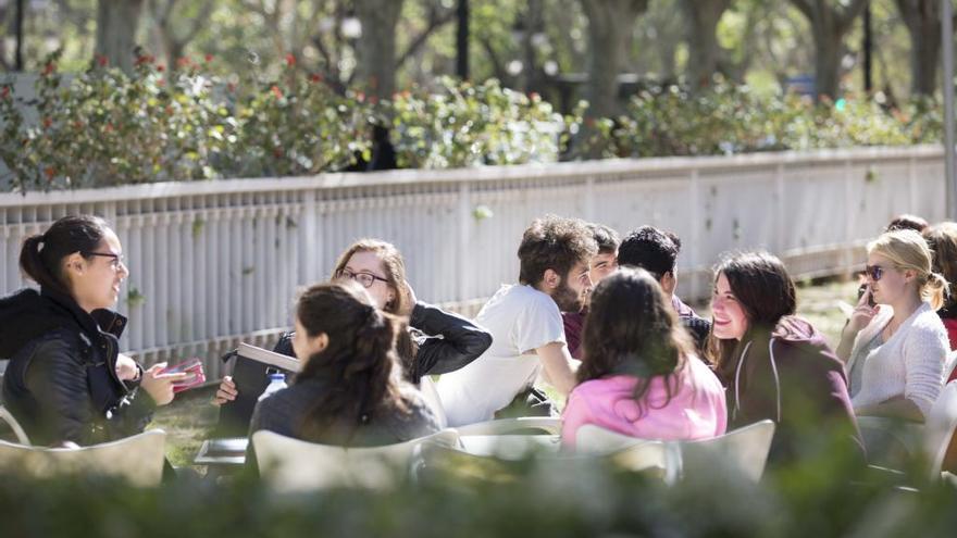 Estudiantes en la Facultat de Filologia, Traducció i Comunicació