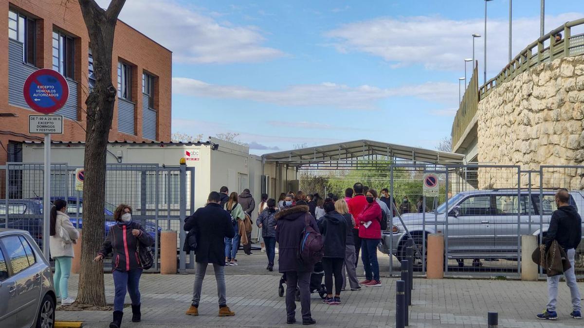 Colas para hacerse una PCR en el cento de salud de Ausiàs March en Xàtiva, ayer. | PERALES IBORRA