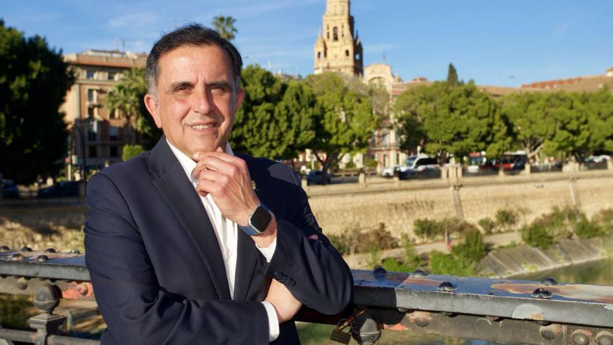 José Antonio Serrano en el Puente Viejo de Murcia. | JUAN CARLOS CAVAL