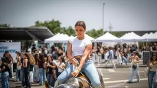Comparsa, DJs y hasta un toro mecánico para dar la bienvenida a los nuevos alumnos de la ULL