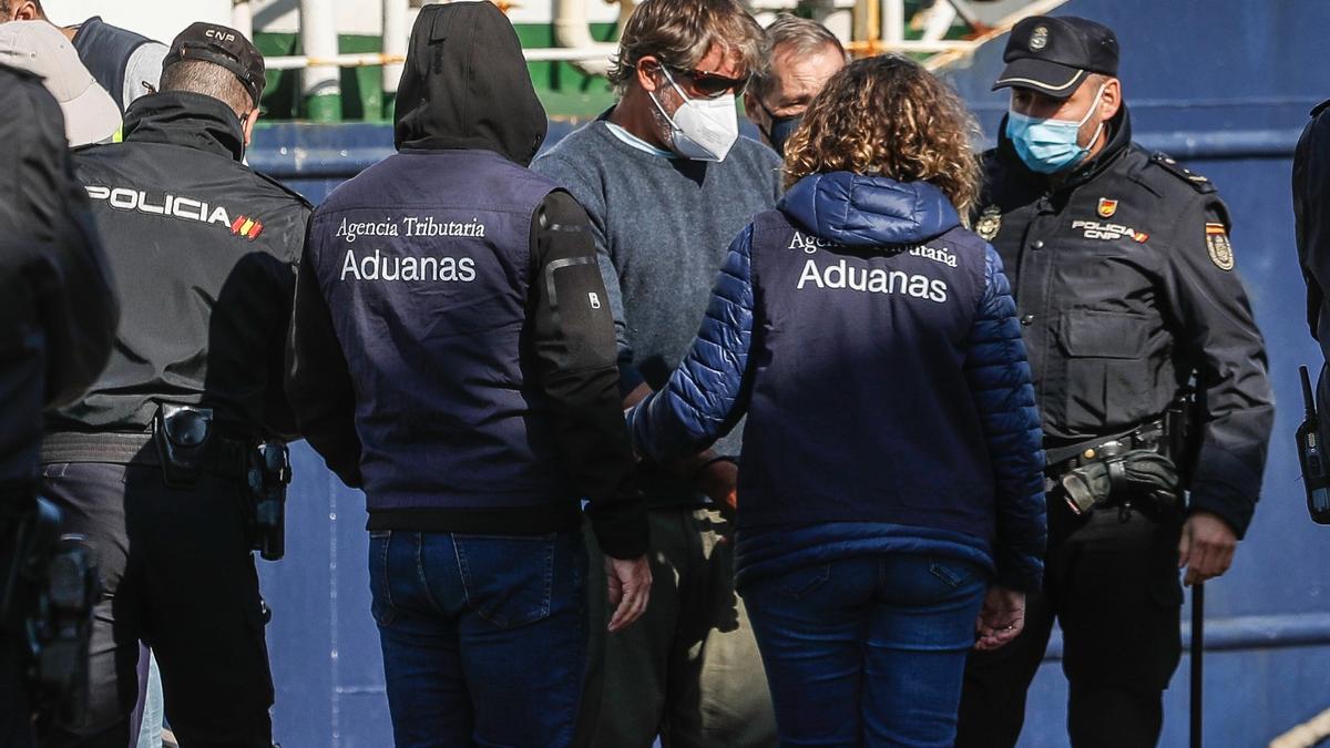 El velero interceptado en el Atlántico con dos toneladas de cocaína llega a Vigo