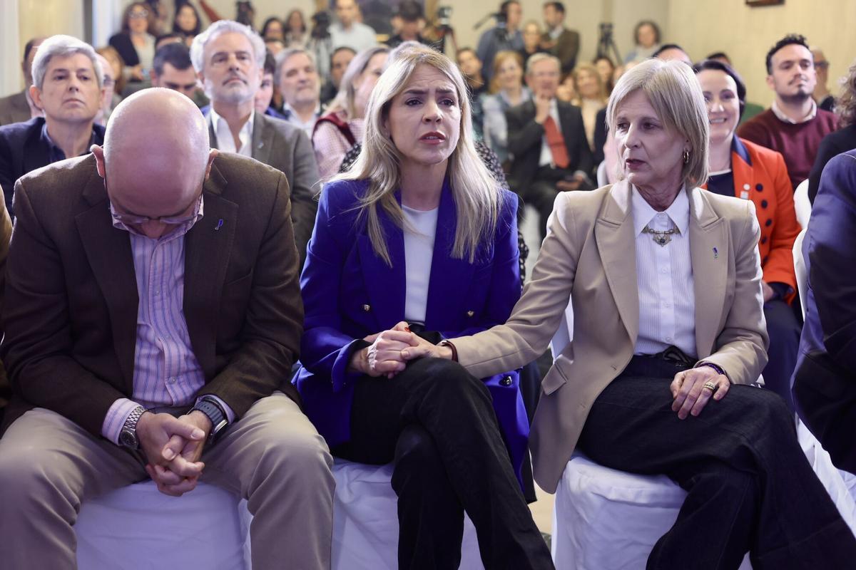 La alcaldesa de Jerez de la Frontera, María José García-Pelayo (d), junto a la presidenta de la Diputación de Cádiz, Almudena Martínez (c), siguen con atención el anuncio de las ciudades que pasarán la criba para optar a la candidatura de ser Capital Europea de la Cultura 2031. A 13 de marzo de 2026 en Jerez de la Frontera, Cádiz (Andalucía, España). Este viernes 13 de marzo la comisión encargada de dictaminar las ciudades que pasarán a la siguiente fase, para la elección final que reconoce la capitalidad cultural en Europa para 2031, ha optado por Las Palmas de Gran Canaria, Cáceres, Granada y Oviedo, dejando la candidatura de Jerez de la Frontera fuera del concurso. 13 MARZO 2026 Nacho Frade / Europa Press 13/03/2026. María José García-Pelayo;Almudena Martínez;Nacho Frade