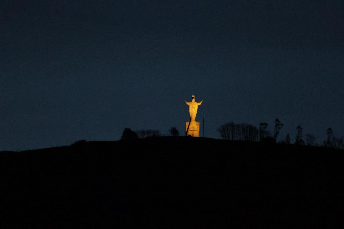 El Sagrado Corazón de Jesús, iluminado por la noche.
